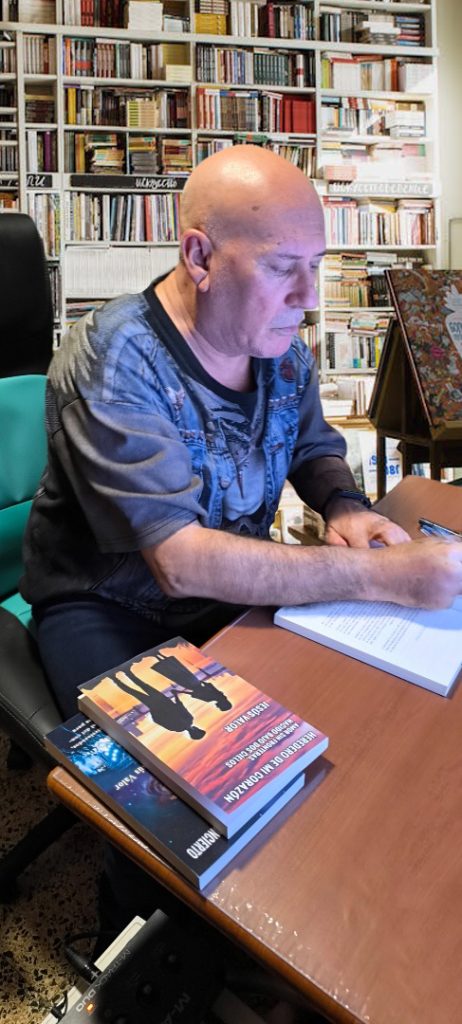 Jesús Valor firmando ejemplares de sus libros en una librería.